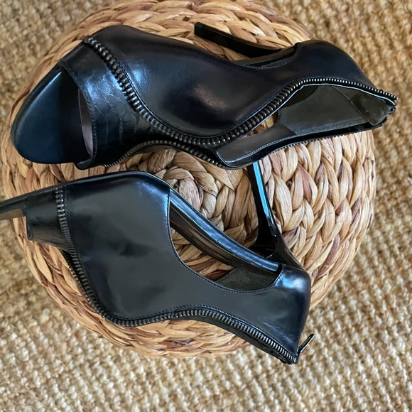 Carlos open toes pumps with a 4” heel size 5.5 - Picture 5 of 10